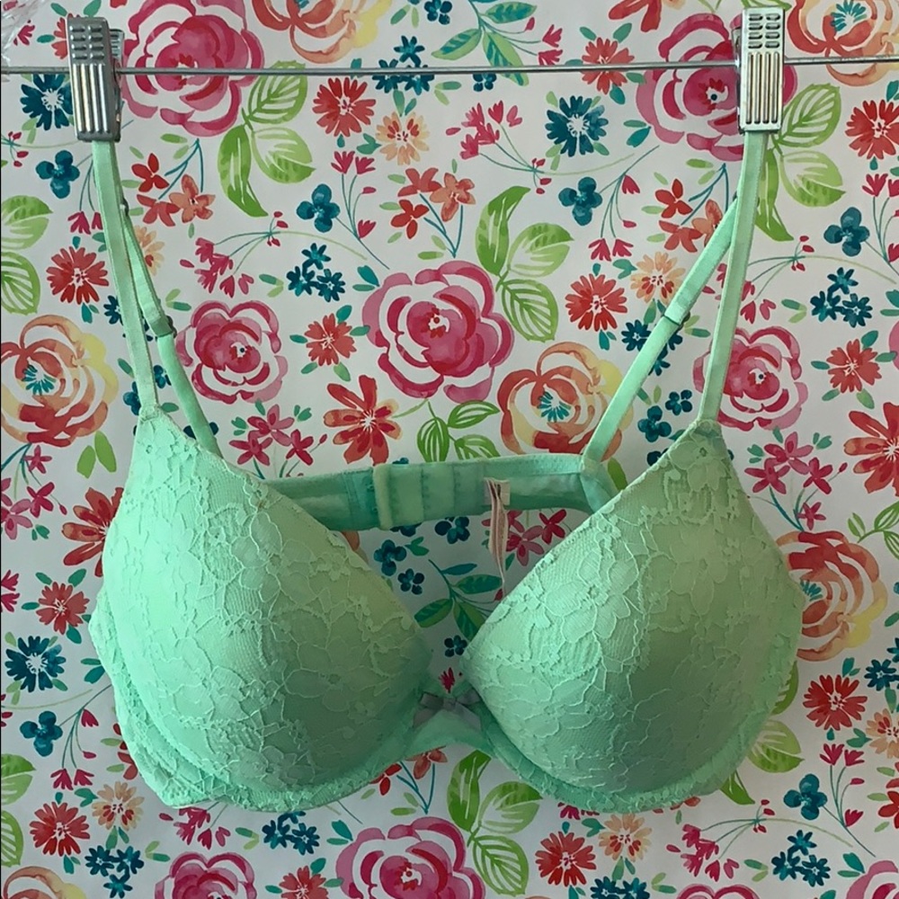 Pastel green lace push-up bra